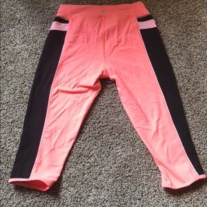 LULULEMON size 2 crops